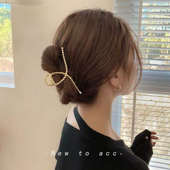Gold metal twist Updo Hair Minimalistic Cute hair claw clip - Picture 4 of 4